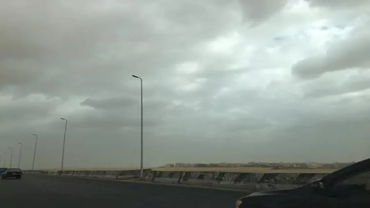 الأرصاد تتوقع انخفاضاً ملموساً في درجات الحرارة وزيادة الأمطار غداً في السعودية